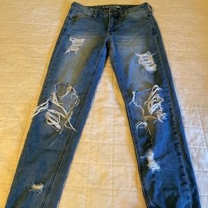 size 0 distressed mid wash zumiez jeans!